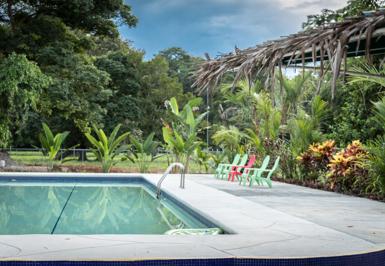 Residencial en Puerto Viejo - Casa familiar con piscina cerca la playa con fibra optica para 6 personas
