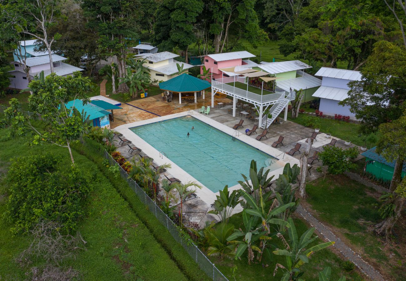 Residencial en Puerto Viejo - Villa con piscina cerca de la playa para 6 personas
