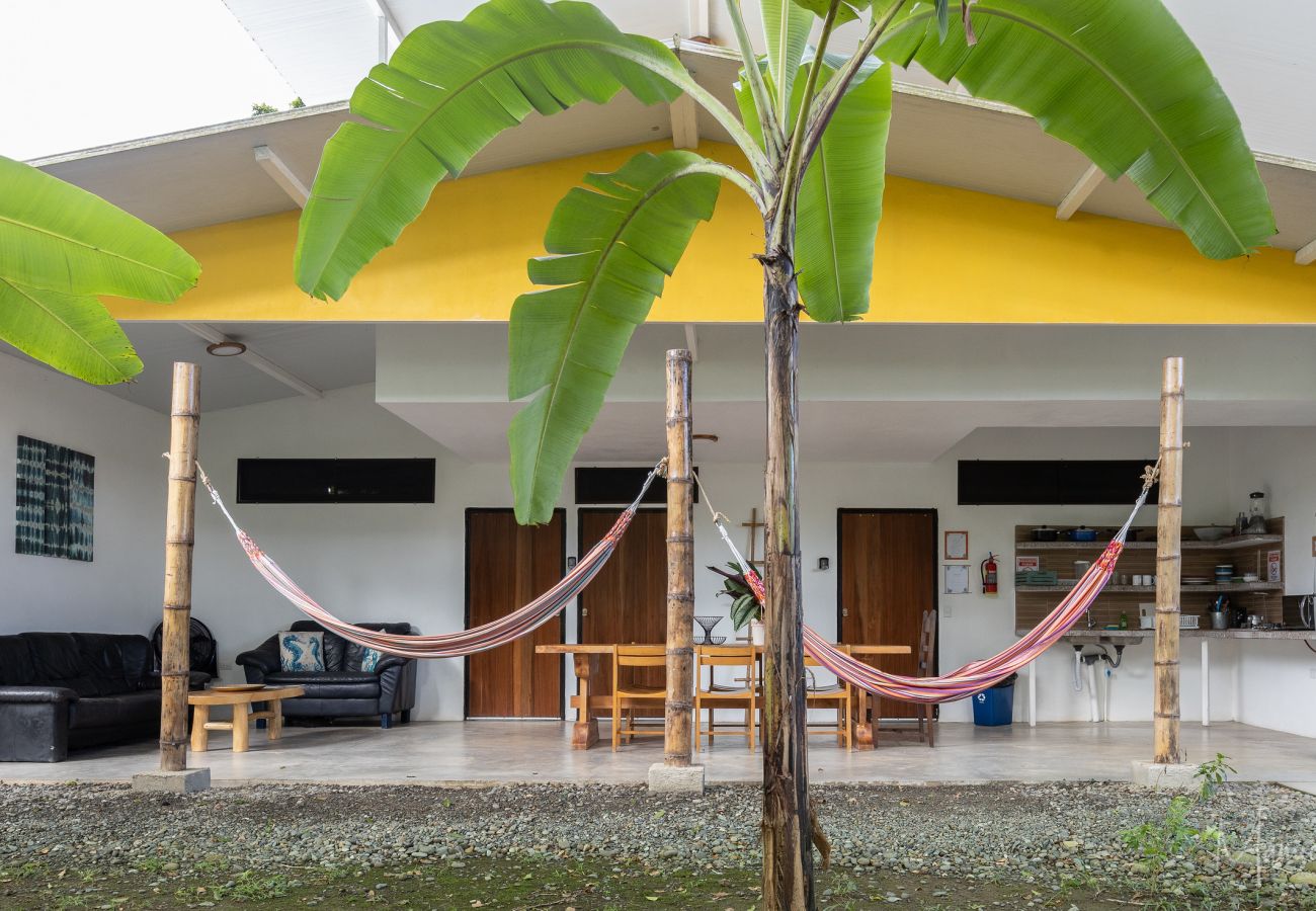 Residencial en Puerto Viejo - Casa familiar con piscina cerca la playa con fibra optica para 6 personas